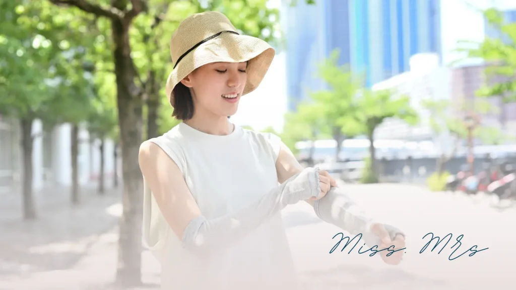 帽子をかぶっている女の人がアームカバーをしている
