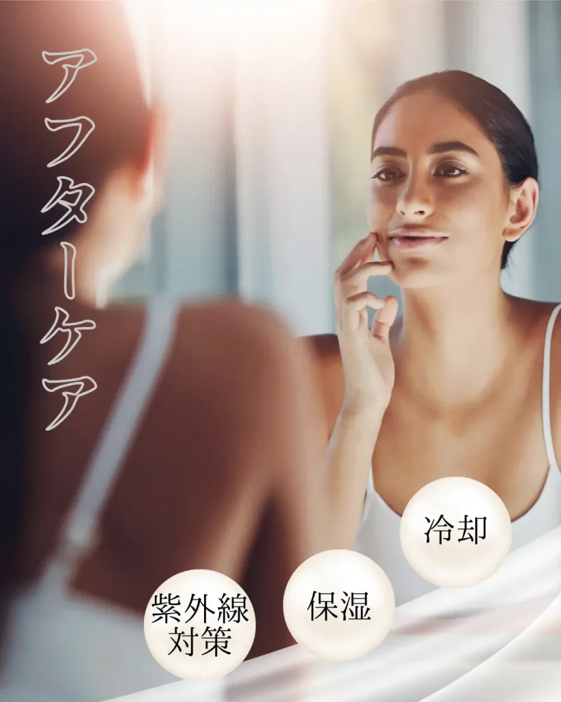 女の人が鏡の前で頬に手を当てている